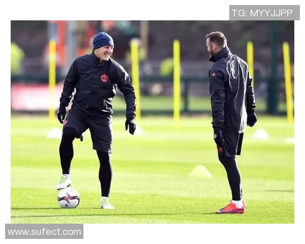 曼联对阵雷丁精彩赛事新浪直播全程回顾与分析 曼联对阵雷丁精彩赛事新浪直播全程回顾与分析