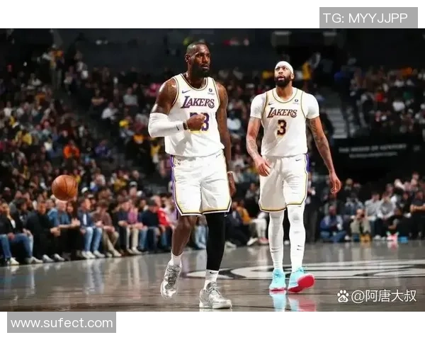 湖人对决骑士精彩瞬间回顾观众热情助阵赛场氛围火爆 湖人对决骑士精彩瞬间回顾观众热情助阵赛场氛围火爆